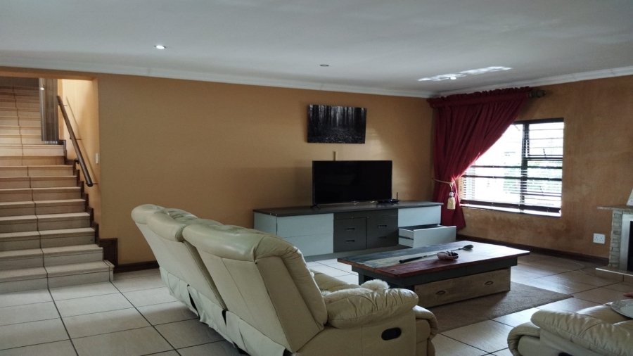 5 Bedroom Property for Sale in Van Der Hoff Park North West